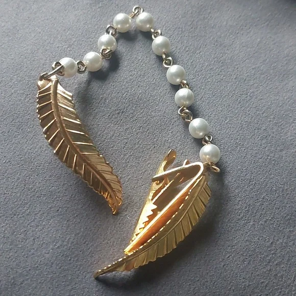 Gold Toned Simulated Pearl Vintage Mid Century Style Scarf or Sweater Clip - Picture 14 of 16